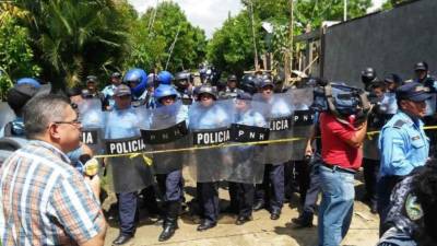 Los policías custodiando la escena del crimen.