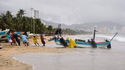 Pescadores se preparan para la llegada del huracán Max a Acapulco.