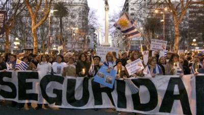 Personas marchan en contra de la violencia en Uruguay.