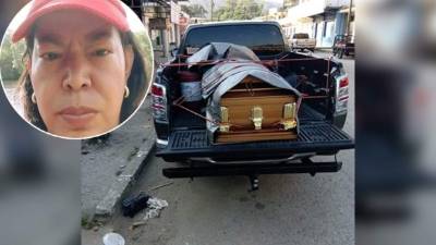 Momento en que llevan dentro del ataúd el cuerpo de la doctora Sagrario Luna Zelaya.