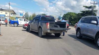 El vehículo quedó en medio de la calle donde se dió el atentado.