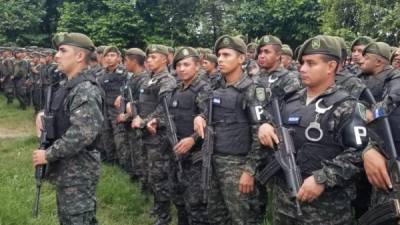 En la imagen, miembros de la Policía Militar en el polideportivo de Chamelecón, San Pedro Sula.