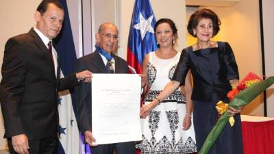El embajador Jaime Bravo, Elías Faraj, Karen Ortega de Bravo y Yamalat Salomón de Faraj.