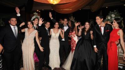 Los bachilleres bilingües celebraron con entusiasmo desbordado el haber obtenido su título de secundaria y ahora están a pocas semanas de comenzar la universidad.