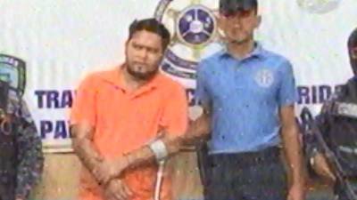 El detenido es custodiado por un agente de la DPI.