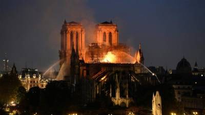 El incendio hizo que cayera la emblemática aguja de la catedral Notre Dame. Foto: AFP