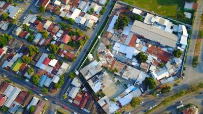El Centro Penal Sampedrano funciona en el barrio Cabañas desde hace varias décadas. La edificación está prácticamente en el centro de la ciudad.