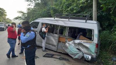 El busito sufrió significativos daños a raíz del accidente vehicular.