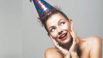 Mantén tu piel hidratada y protegida con bloqueador solar y evitarás el envejecimiento prematuro.