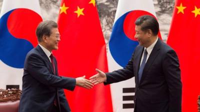 El presidente chino, Xi Jinping (d), y su homólogo coreano, Moon Jae-in (i). EFE