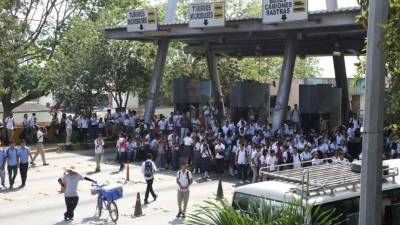 Los jóvenes se apostaron en el peaje del este, bulevar que conduce a La Lima.