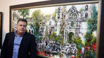 Francisco Pinto Rodezno exponiendo una de sus obras.