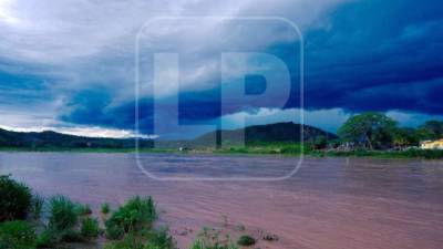 Las fuertes tormentas caídas en las últimas 36 horas han aumentado el caudal de los ríos, como el Ulúa. Hay preocupación porque ya hay desbordamientos.