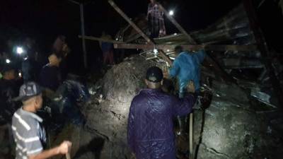 Momento en que se realizaban labores de rescate en la vivienda.