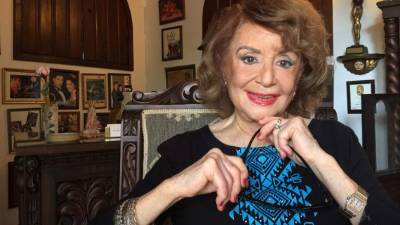 La cubana Delia Fiallo en su casa de Miami, donde vive rodeada de premios, diplomas, portadas de sus telenovelas y herramientas de trabajo como su vieja máquina de escribir.