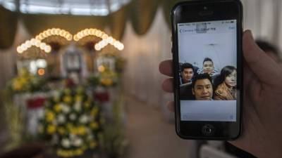 Yunita Syawal, la hermana del joven indonesio recibió esa foto de parte de un amigo de él cuando el avión desapareció.