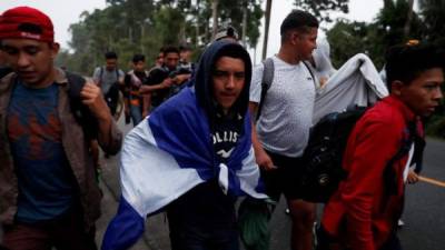 Cientos de hondureños han empredido viaje a pie y en transporte hacia la frontera con Guatemala.