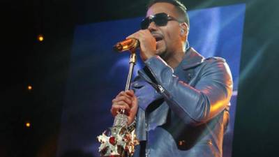 El año pasado Santos cantó algunas canciones con sus excompañeros de Aventura durante un concierto en el Yankee Stadium de Nueva York.