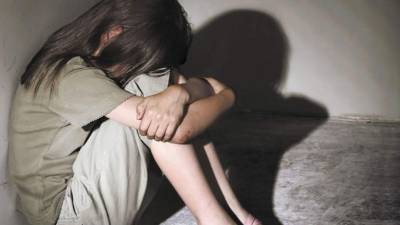 Foto referencial de una menor con temor.