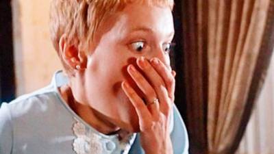 Ponerle título a una película es un arte, pero cuando el original no encaja con nuestro idioma, las distribuidoras tienen que ponerse creativas.Es así que, para adaptarse a los gustos locales, se suele crear una versión para América Latina y otra para España. Muchas veces lo logran, pero otras tantas nos dejan horrorizados.En la Madre Patria parecen tener un talento espcial para 'detrozar' títulos originales y aunque en Latinoamérica no nos quedamos muy atrás, juzguen ustedes quién lo hace mejor (¿o será más bien peor?).