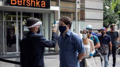 De esos 54 'casos internacionales', prosiguió, 35 provienen de Colombia, 7 de Brasil, 2 de Perú, 1 de Ecuador y 9 fueron ciudadanos venezolanos que dentro del país mantuvieron 'contactos con viajeros internacionales' contagiados.