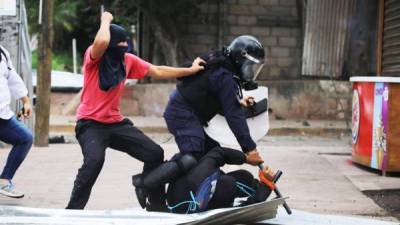 Policias y manifestantes se fueron a los golpes en las afueras de la Unah.