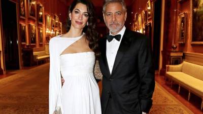 George y Amal Clooney fueron algunas de las celebridades invitadas el martes al Palacio de Buckingham a una cena con el Príncipe Carlos de Inglaterra como anfitrión.