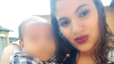 Urania Galindo junto a su bebé. Ella tenía 23 años de edad.