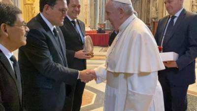 Funcionarios del Gobierno de Honduras y el papa Francisco en el Vaticano.