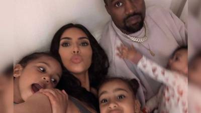Kim Kardashian y Kanye West anunciaron el nacimiento de su cuarto hijo el 10 de mayo de 2019.