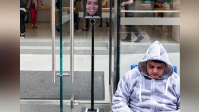 La joven Lucy Kelly envió a su robot para que hiciera fila por ella para adquirir su Iphone.