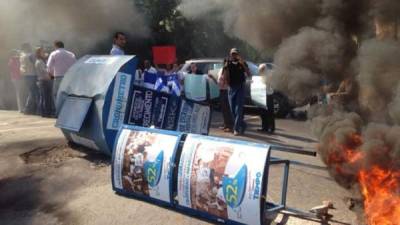 Los empleados de diario Tiempo protestan en Tegucigalpa y San Pedro Sula y han botado los quioscos del periódico de los Rosenthal.