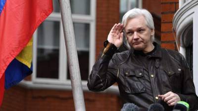 Julian Assange cuando fue recibido en la embajada de Ecuador en Londres en el 2012.