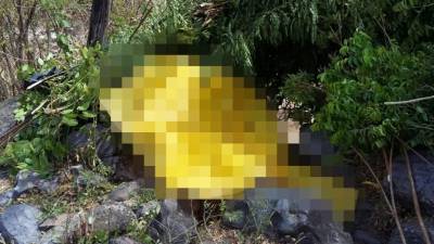 Los cuerpos de las víctimas fueron encontrados entre unos matorrales y grandes rocas.