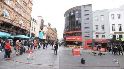 Además de las medidas higiénicas y de aislamiento de personas con síntomas, el Gobierno británico se prepara para prohibir los eventos multitudinarios a partir de la semana próxima.