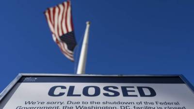 Un letrero en un edificio del gobierno que se cerró debido a un cierre del gobierno de los EEUU en Washington. AFP