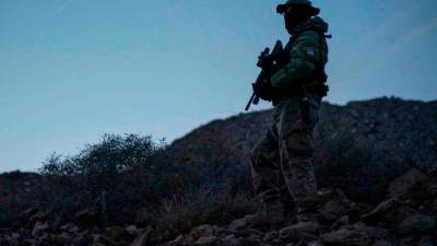 Militantes armados patrullan la frontera sur de EEUU para evitar el ingreso de inmigrantes indocumentados.