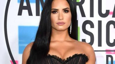 Demi Lovato podría haber comenzado un romance con el diseñador Henry Levy.