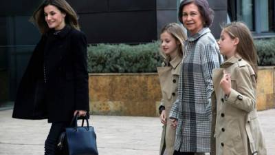 La reina Letizia acompañada por la reina Sofía, la princesa Leonor y la infanta Sofía// Foto EFE/ Santi Donaire