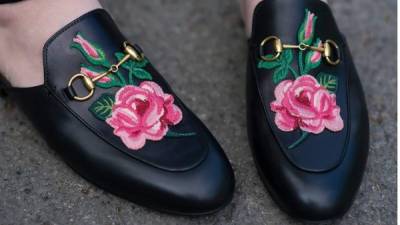 Los zapatos destalonados de Gucci decorados con flores son muy imitados.
