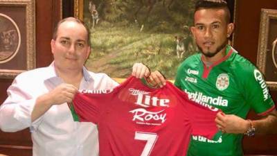 El presidente vitalicio Daniel Otero posa junto al nuevo fichaje de Marathón, Carlos Discua.