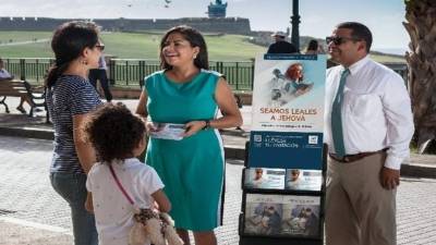 Los Testigos de Jehová salen a la calle a predicar la palabra.