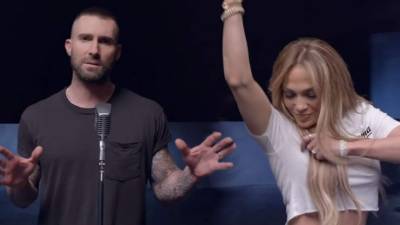 Adam se rodea de grandes estrellas femeninas como Jennifer López en el nuevo tema de su banda. Captura YouTube.