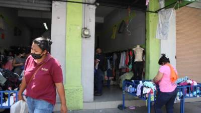 Una tienda de ropa volvió a sus operaciones en el centro de San Pedro Sula.