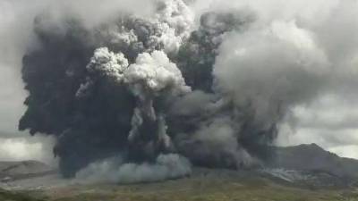 El cráter entró en erupción y la ceniza alcanzó una altura de 3,500 metros.