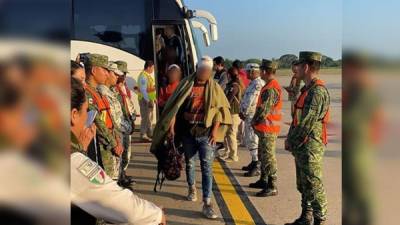 Fotografía modificada en la fuente y cedida este miércoles, por el Instituto Nacional de Migración (INM), que muestra a ciudadanos hondureños mientras son deportados a su país, en el aeropuerto de Viilahermosa en el estado de Tabasco (México).