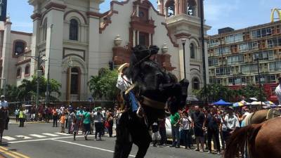 Los amantes de los caballos disfrutaron del desfile que lució sus mejores galas.