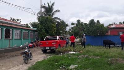 Vecinos y familiares se aproximaron a la casa donde estaba el cuerpo del menor.