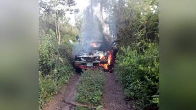 Escena. Luego de dispararles, los delincuentes quemaron el vehículo con los cuerpos de los dos hombres