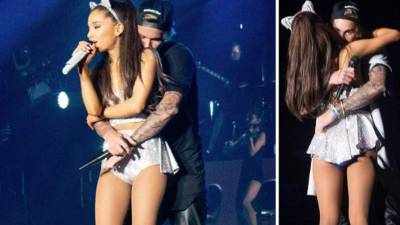 Los cantantes protagonizaron un sensual dueto.